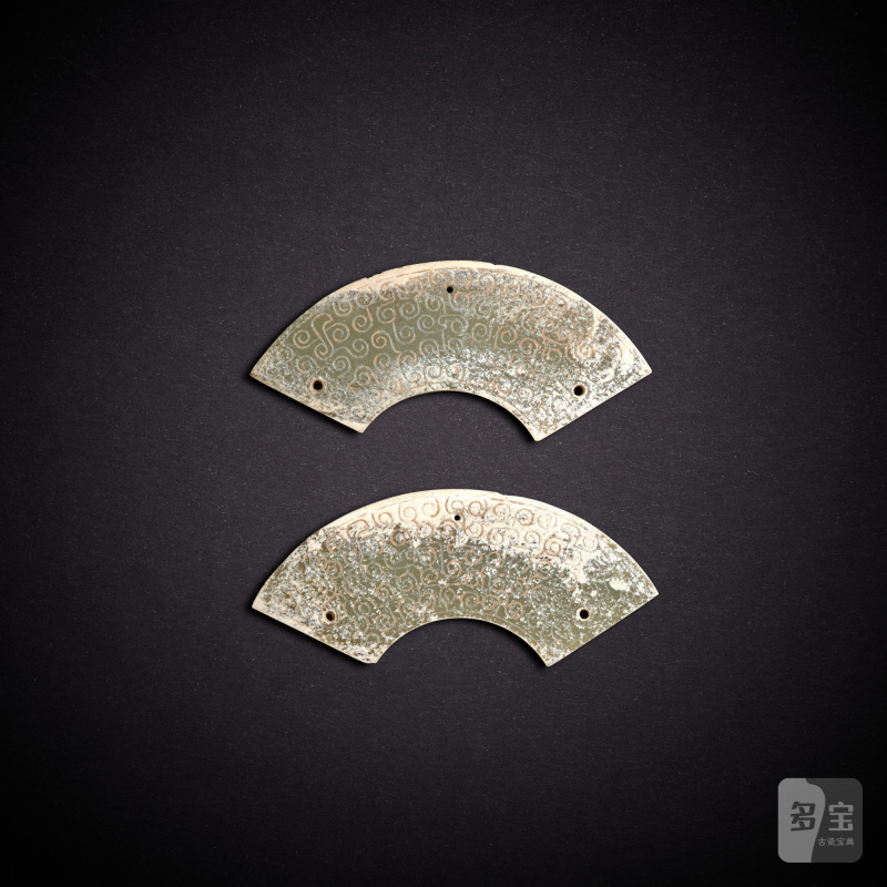 Two yellowish-celadon jade pendants, huang, Eastern Zhou dynasty, Spring and Autumn period | 東周春秋 青黃玉勾雲紋璜兩件